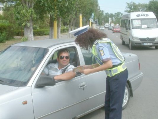 Şoferii au fost traşi pe dreapta, pentru a fi sfătuiţi de poliţişti cum să se ferească de infractori